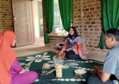 Mengunjungi Warga yang terkena dampak angin puting beliung
