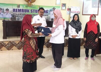 Penyerahan timbangan bayi dan balita ke Posyandu